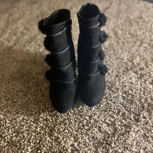 Just fab size 8 ankle boots black with fuzzie balls - Picture 2 of 2